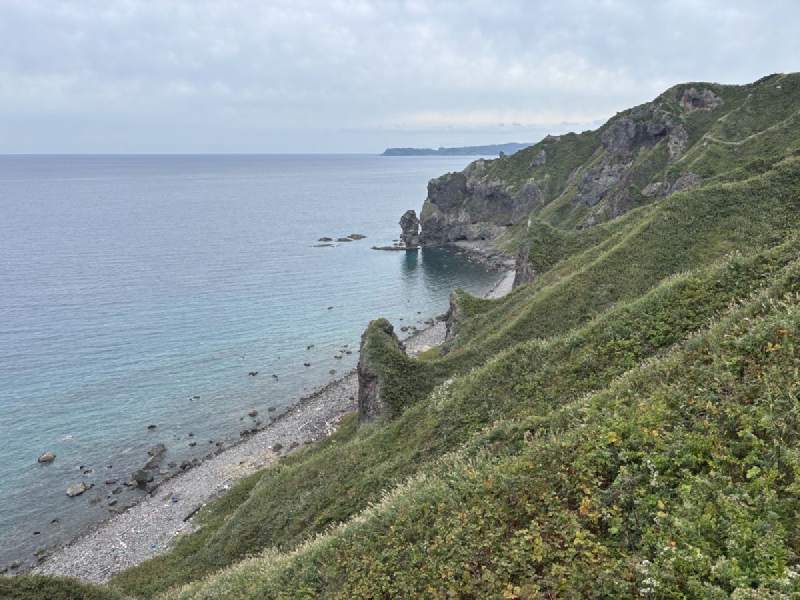 12:54,沿著山脊往岬角走。