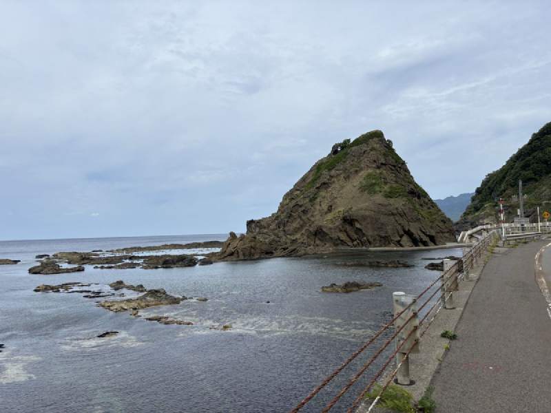 8:51,早上出發,海邊的岩石。