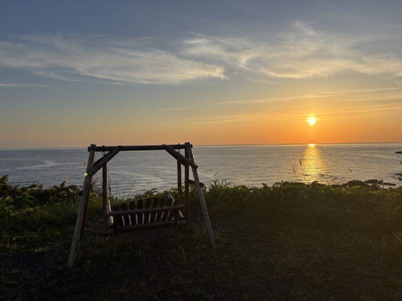 17:31,海邊的鞦韆,太陽快下山了。