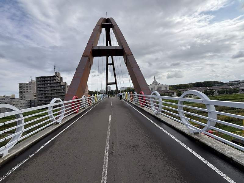 10:39,自行車道上的紅色橋。