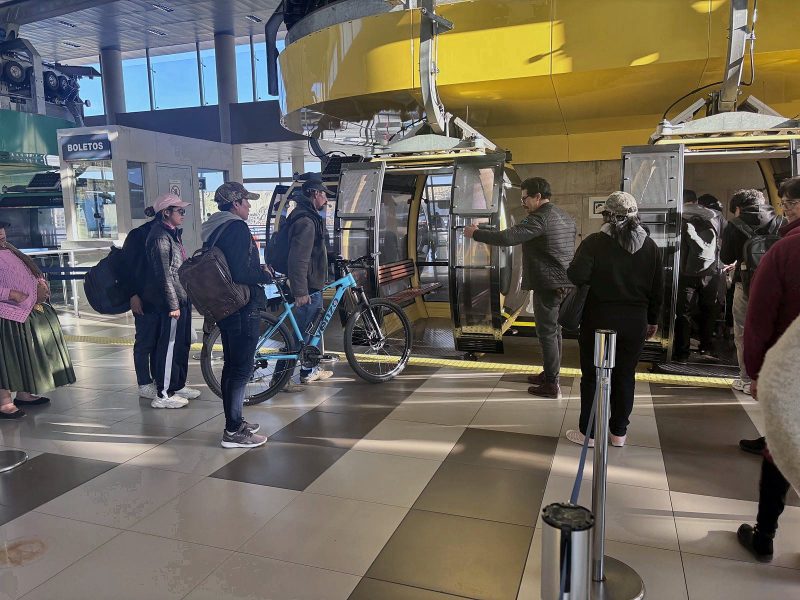 纜車站。腳踏車直接牽上車廂。