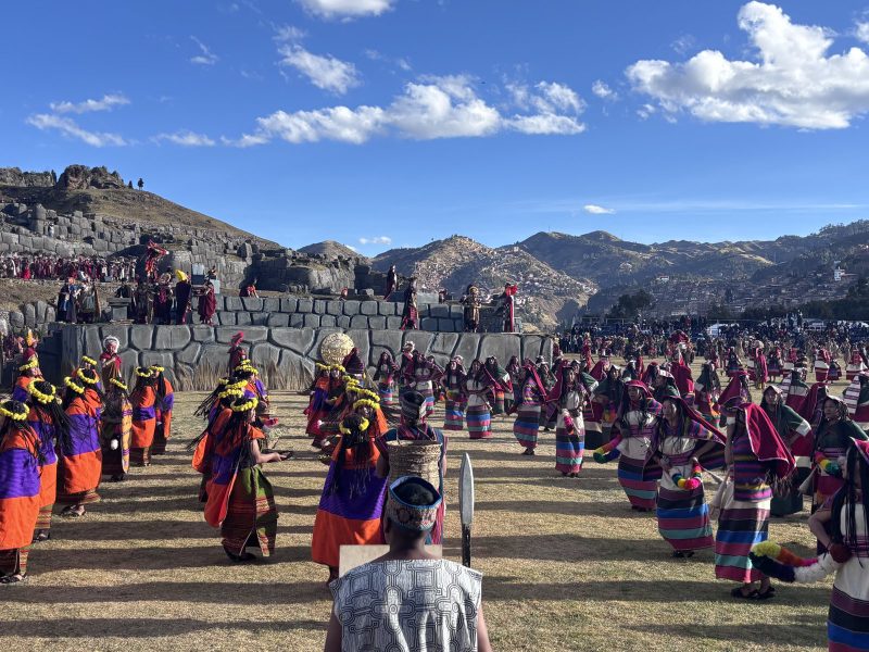 Sacsayhuamán 的草地上,幾百個舞者分成好幾組。