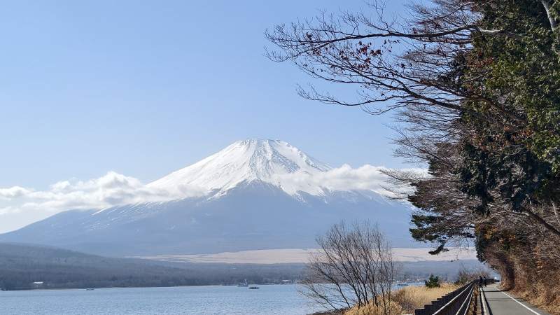 湖畔的路,富士山的半山腰掛著一圈雲。