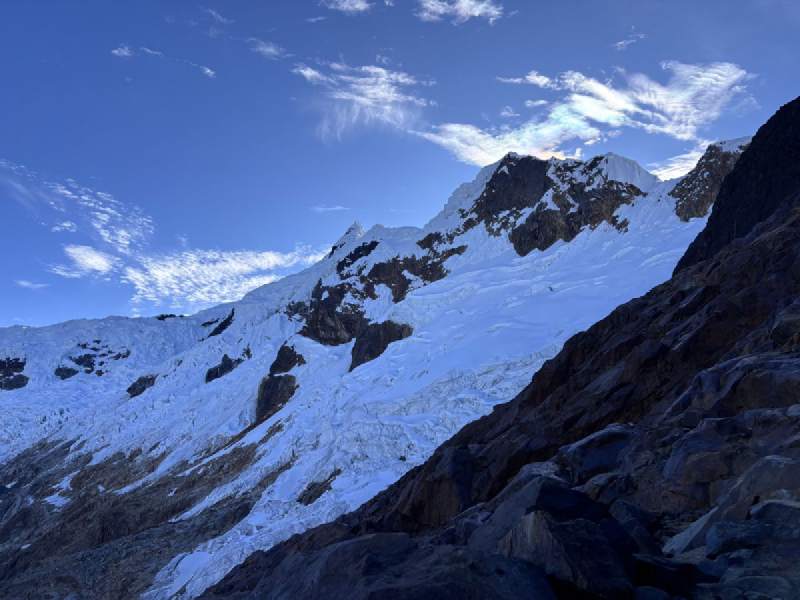 07:51,太陽照在雪山和冰河上,山壁上是一層一層的冰。