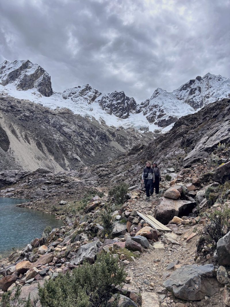 雙湖的步道,雪峰在前面。