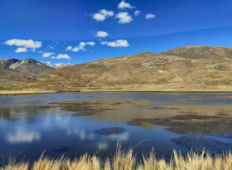 往 Pastoruri 的路上,湖面倒影與雲。