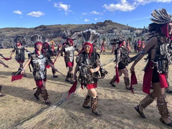 【2026 庫斯科太陽祭 Inti Raymi】門票怎麼買、Super VIP 值不值得、接駁要等多久|代理商臨時拆區加價,我回信後只多付 19.99 美元