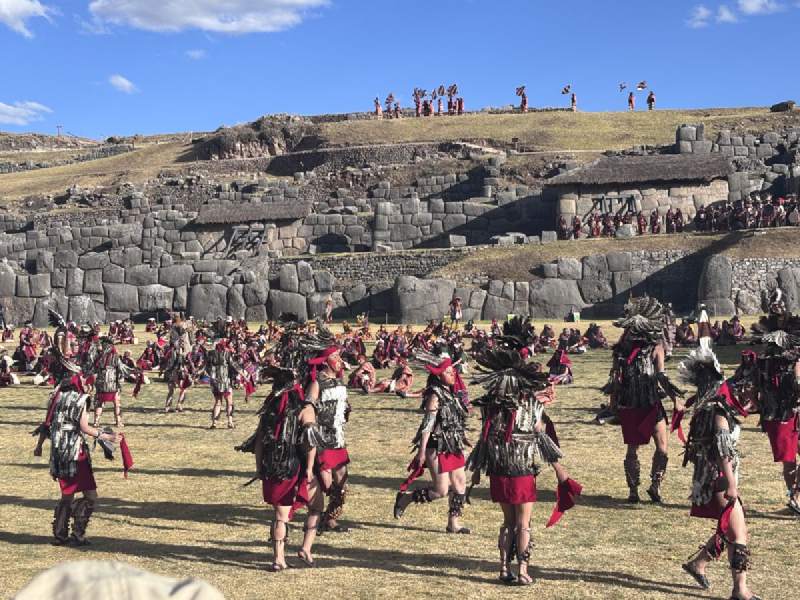 15:59,戴羽毛頭冠的戰士之舞,後面是 Sacsayhuamán 的巨石牆。