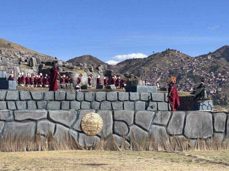 中午,石牆前的高台:太陽圓盤下面,祭司和隊伍開始就位。
