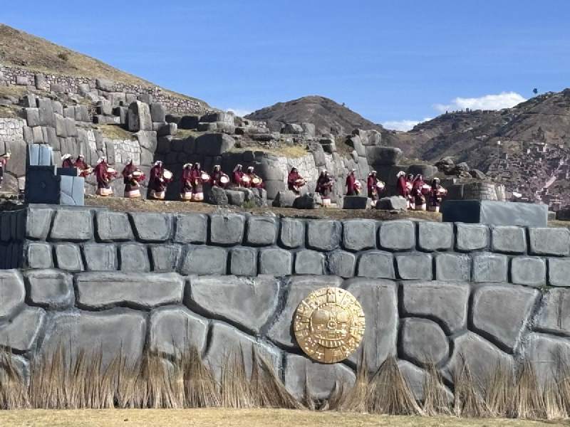 Sacsayhuamán 的石牆上掛著金色的太陽圓盤,牆上已經站滿了主祭的隊伍。
