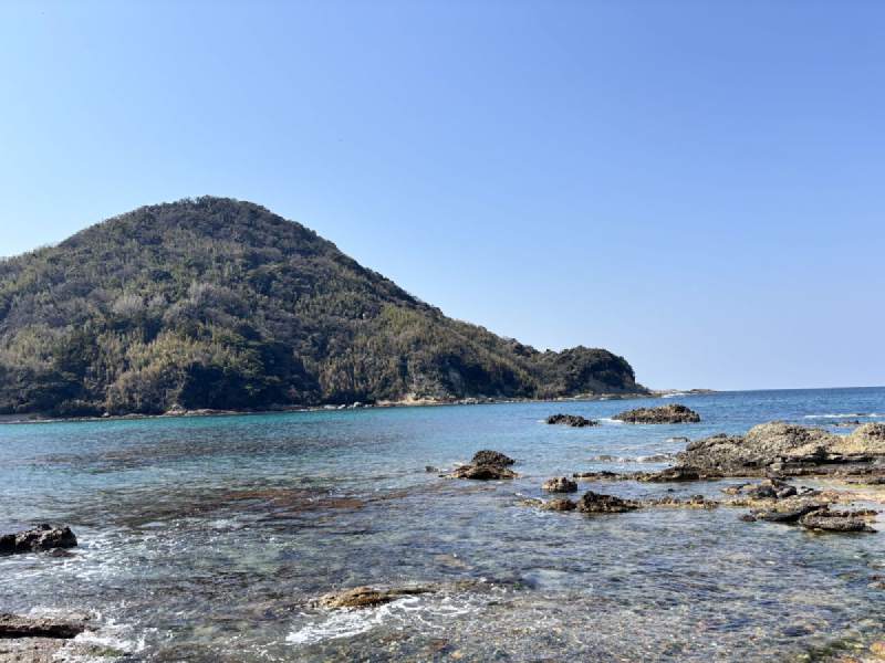 13:55,海灣邊的礁石,後面是一座圓圓的小山。