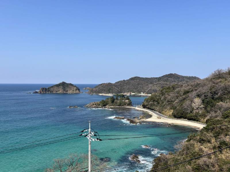 14:31,從高處看海灣,海水是青綠色,遠處有幾座小島。
