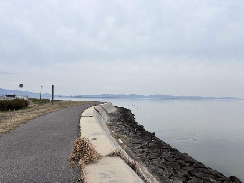 11:55,湖邊的石堤和小路,天空是灰的。