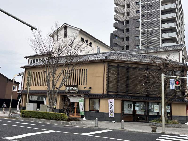 16:50,街角一棟兩層樓的老式建築,旁邊是紅綠燈。