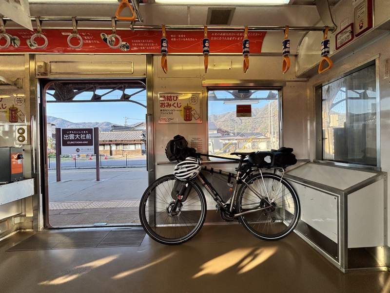 畑電的車廂裡,單車整台推上來,不用裝袋。
