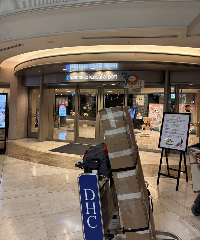 關西機場日航飯店門口。落地當晚住這裡,單車紙箱就寄放在飯店。