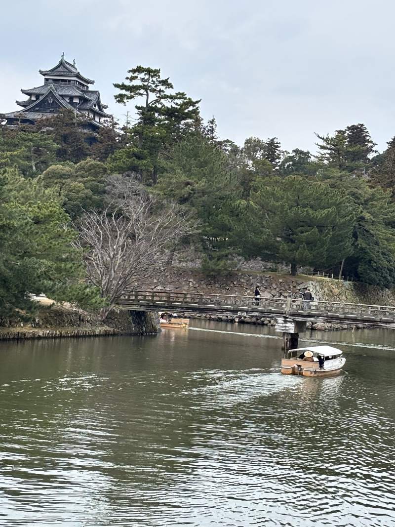 松江城天守與堀川遊覽船。