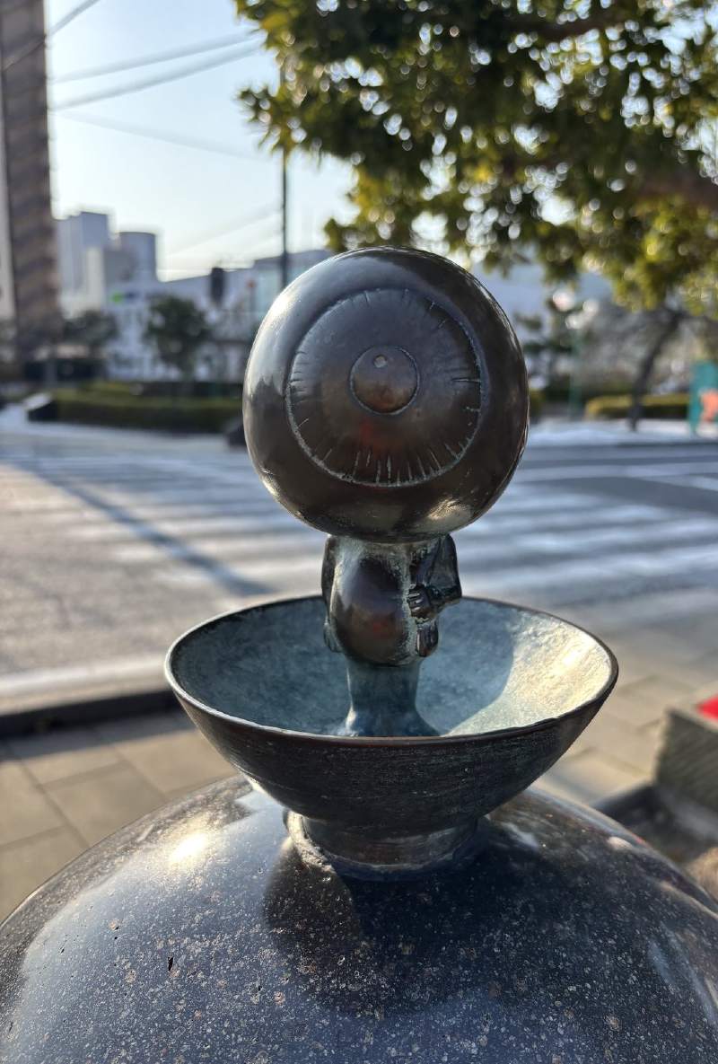 水木茂之路上的眼珠老爹,泡在飯碗裡。