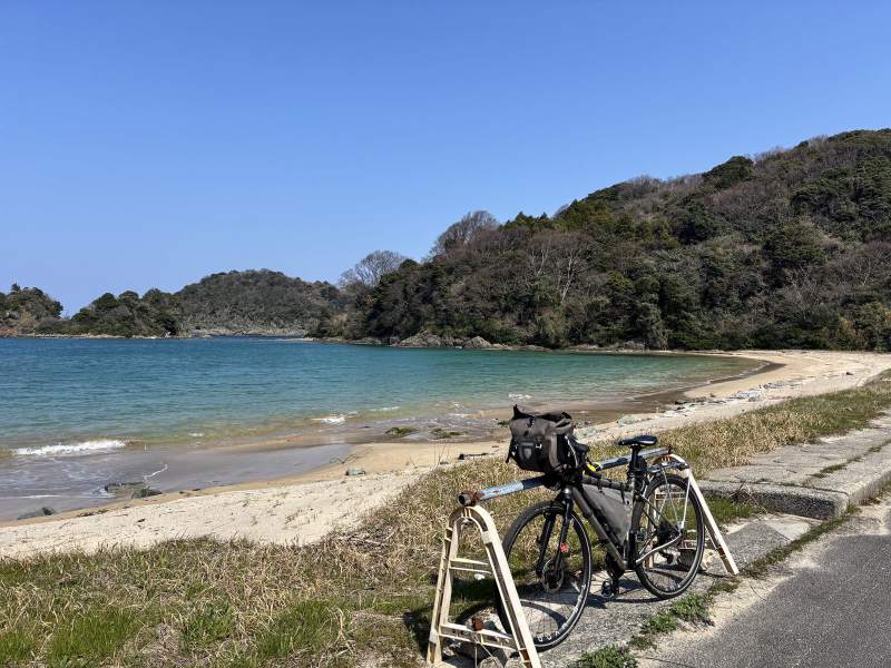 島根半島北岸的小海灣,水是透明的藍綠色。