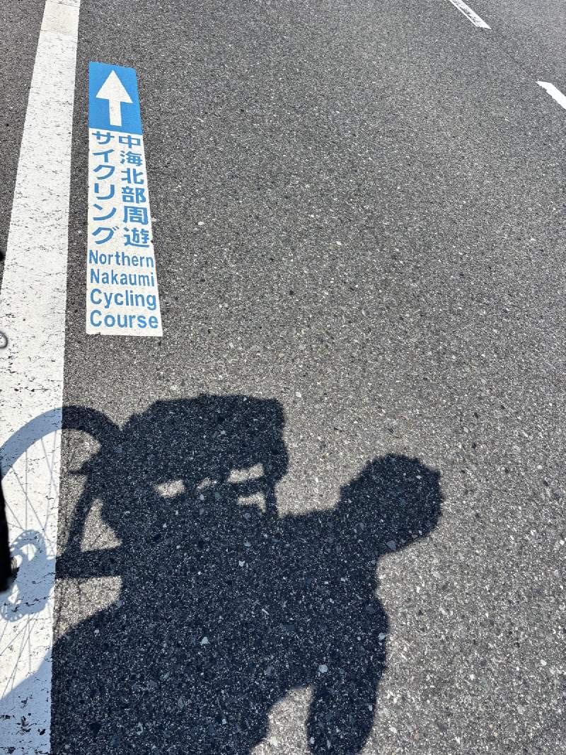 路面上的中海北部周遊自行車路線標示,和我的影子。