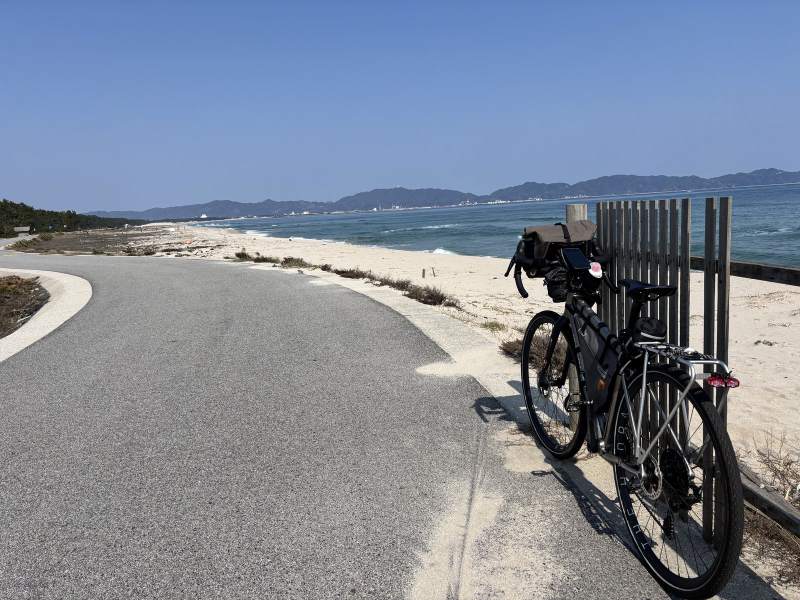 弓濱半島的海邊自行車道。