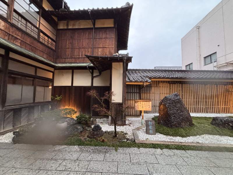 17:35,老旅館的庭院,石頭和松樹,後面是木造建築。