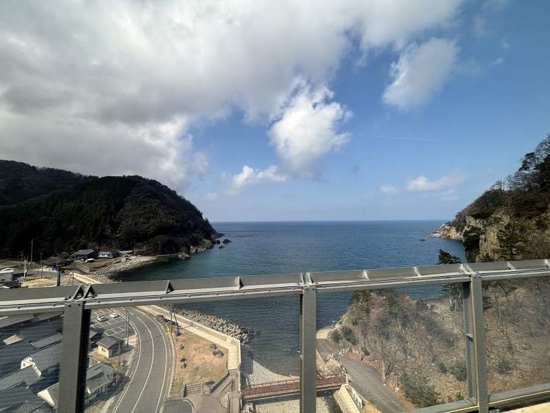 特急濱風開上余部橋梁,從四十一公尺高的橋上往下看余部的海灣。