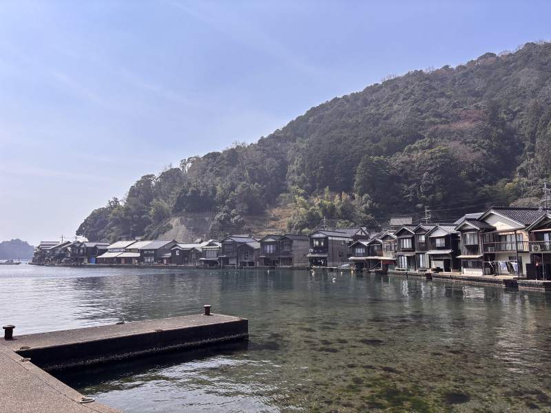一整排舟屋,海水清到看得見底。