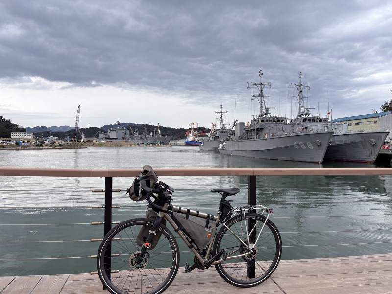 港邊的木棧道,對面停著海上自衛隊的軍艦。