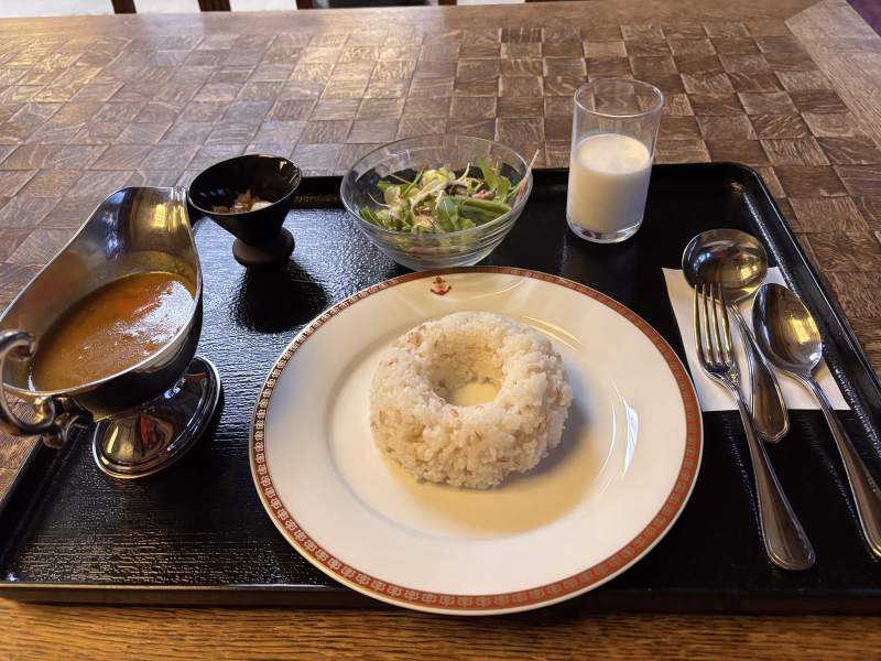 松榮館的海軍咖哩:銀壺、一圈麥飯、沙拉和牛奶。