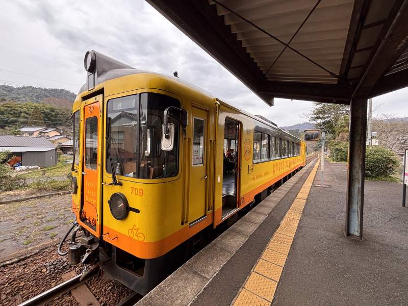 岩滝口站,黃色的丹鐵自行車列車,往豐岡。