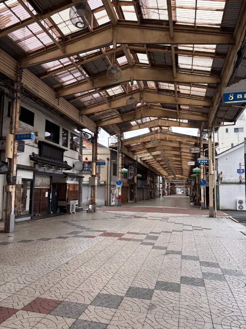 東舞鶴的八島商店街,平日中午,拱廊底下幾乎沒有人。