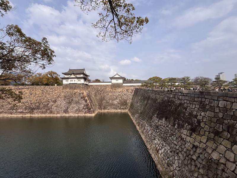 大阪城的石垣、櫓和護城河。