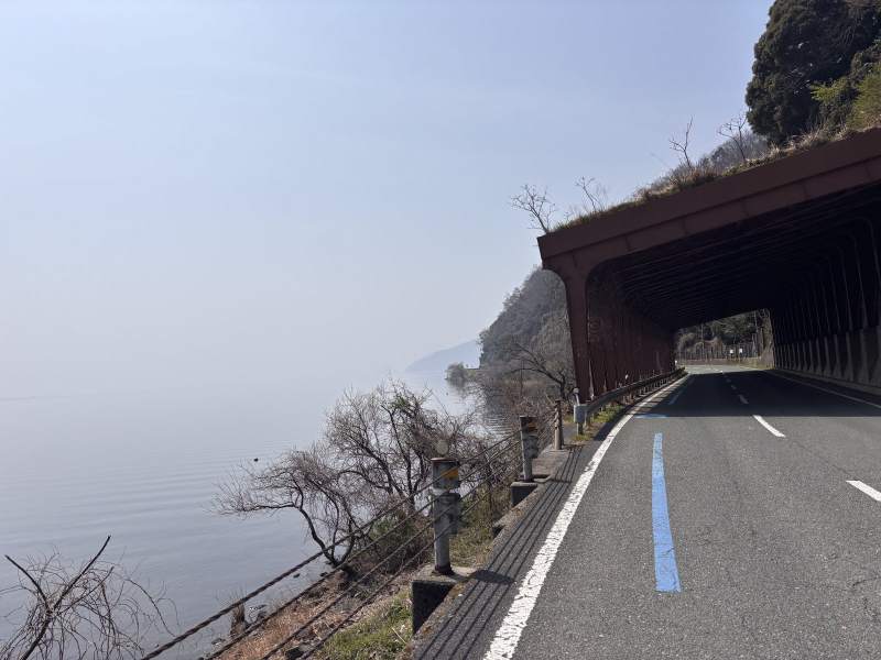 奧琵琶湖東岸的湖岸路,一邊是湖,一邊是防落石的棚子。