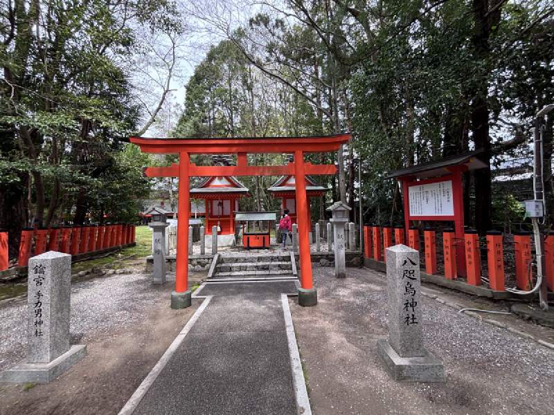 八咫烏神社:小小的朱紅鳥居,石碑上寫著它的名字。