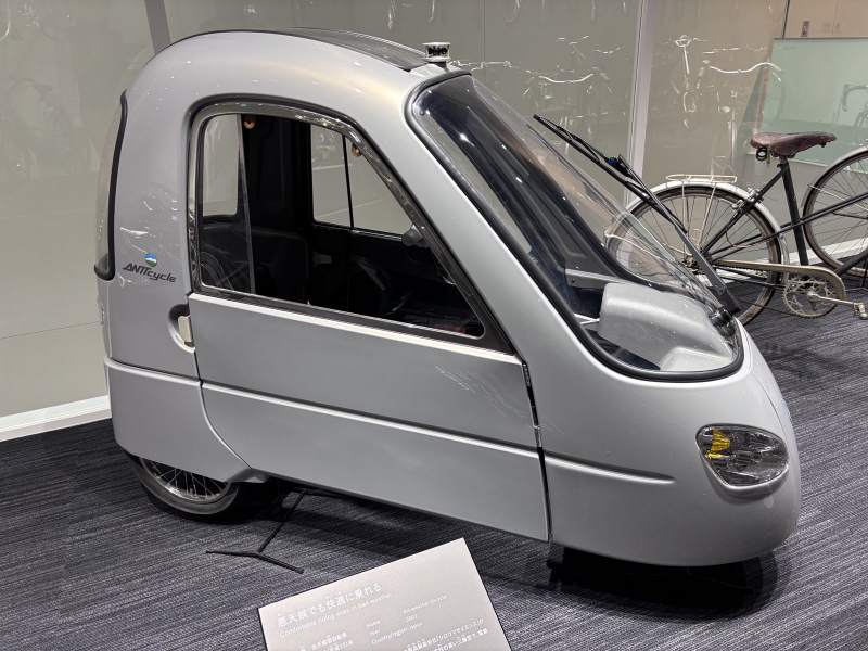 木輪、鐵車架的老自行車,像從另一個世紀騎過來的。