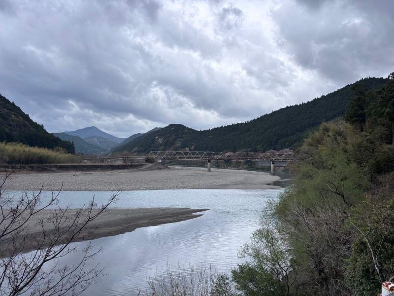 11:19,熊野川:寬寬的礫石河床,一座桁架橋橫過河,遠山還壓著雲。