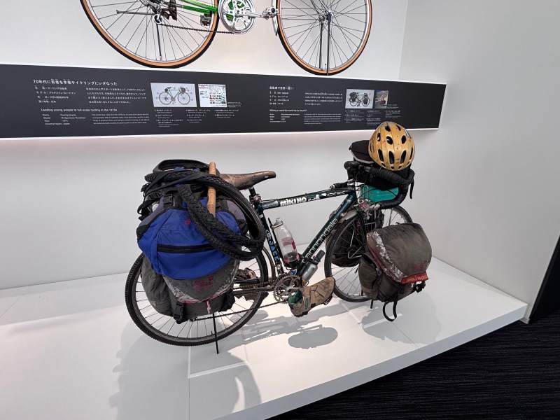 15:47,堺的シマノ自転車博物館:騎過 43 國的環球旅行車,馱包、備胎、安全帽都還掛在車上。