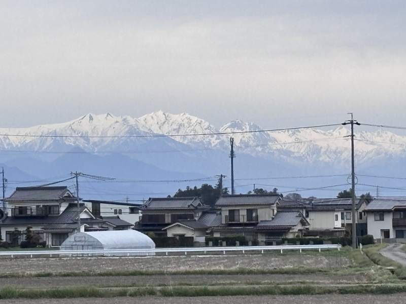 15:27,陰天,松本盆地的民房後面,整排北阿爾卑斯。