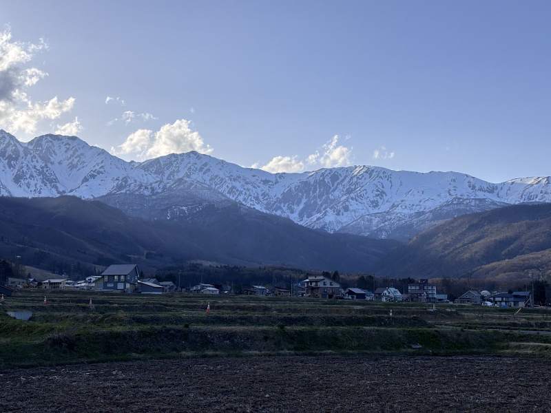 17:05,傍晚,白馬村的田和山,山腳先暗下來。