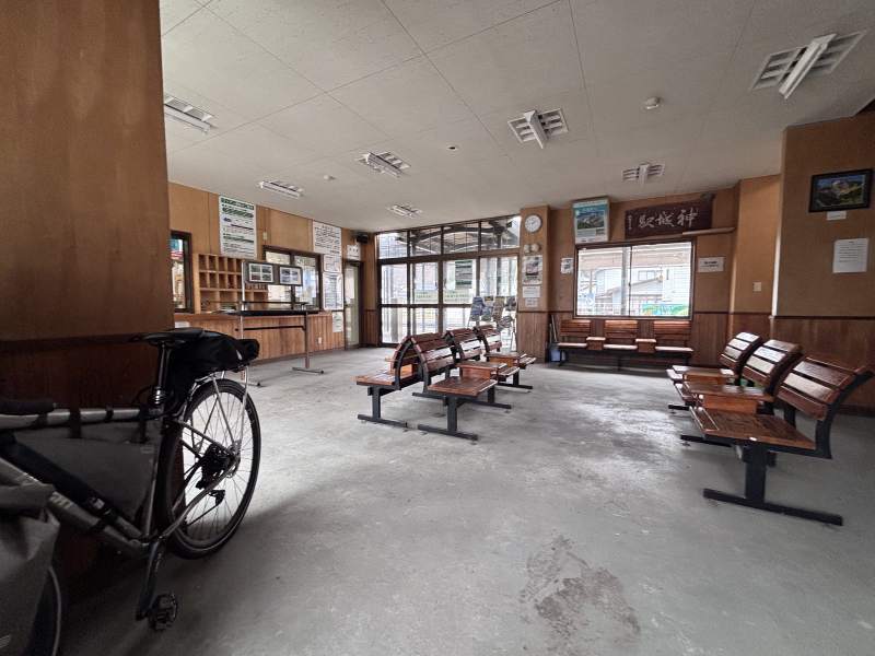 13:45,神城站的候車室,車靠在柱子邊躲雨。