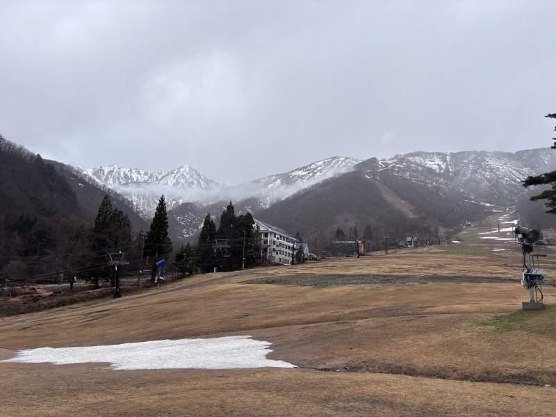 17:18,白馬五竜山腳的滑雪場,草坡枯黃,只剩一塊殘雪。