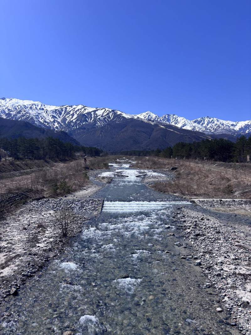 13:58,一階一階的小堰,水很清,後面還是那排雪山。