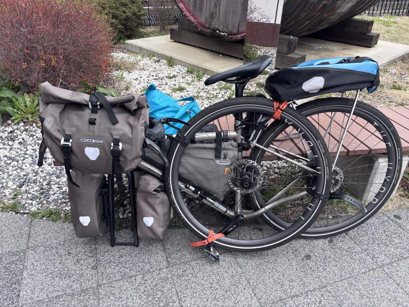 14:07,鹽尻站前:輪子綁在一起,馱包卸了一地,車正要裝回去。