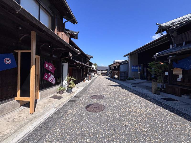09:14,中津川宿的街道,小石子鋪的路面,早上還沒什麼人。