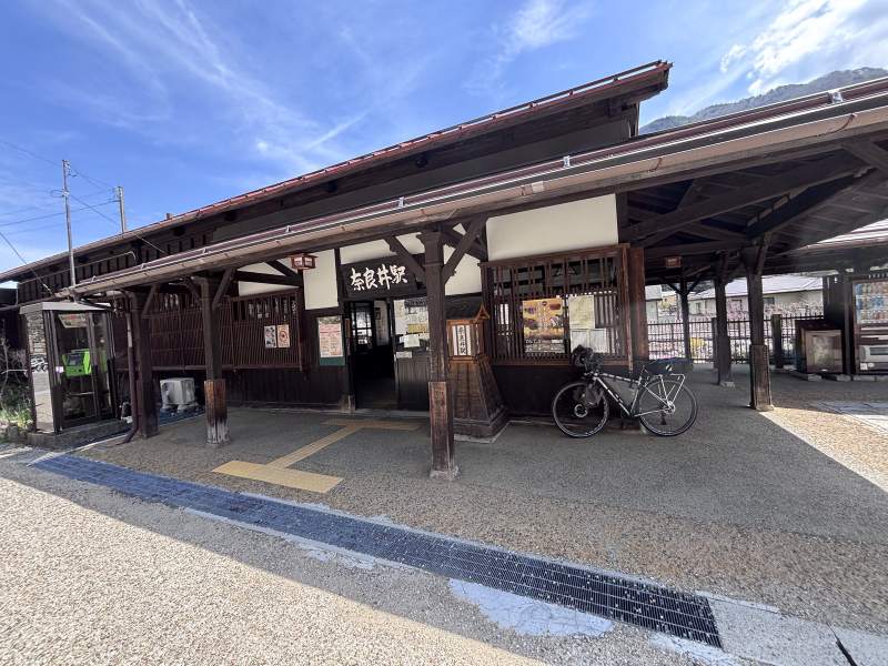 11:39,奈良井站。車站本身就是木造的老房子,車已經掛好行李,靠在站房前。