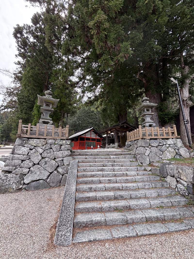 12:30,宿場南端的鎮神社,石階兩旁是石燈籠和很高的老杉樹。