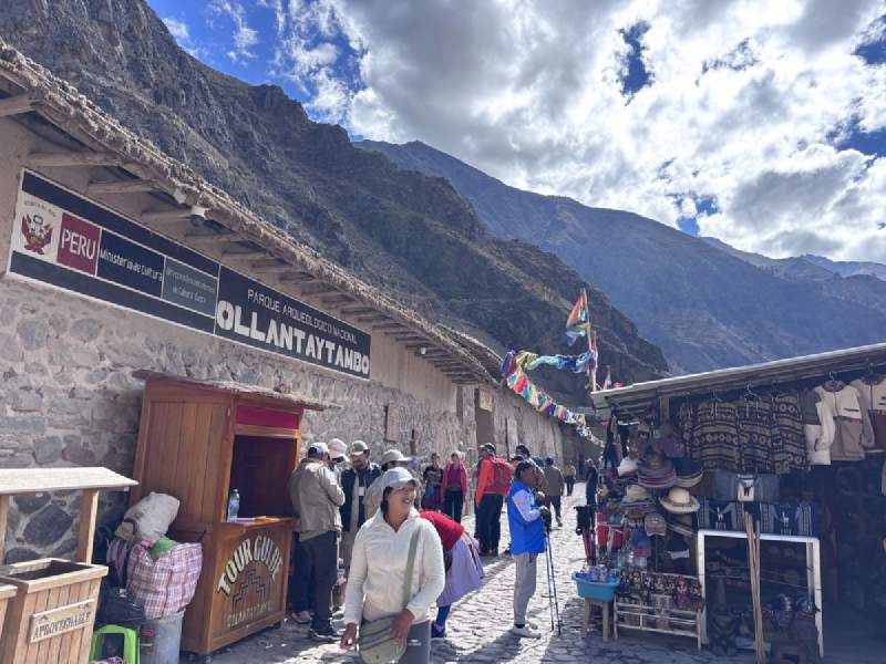 10:27,街口立著「OLLANTAYTAMBO」的牌子,前面有很多人。