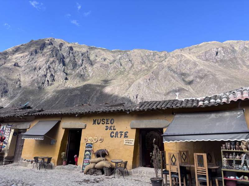 10:29,黃色的建築,招牌寫著「MUSEO DEL CAFE」,後面是褐色的山。