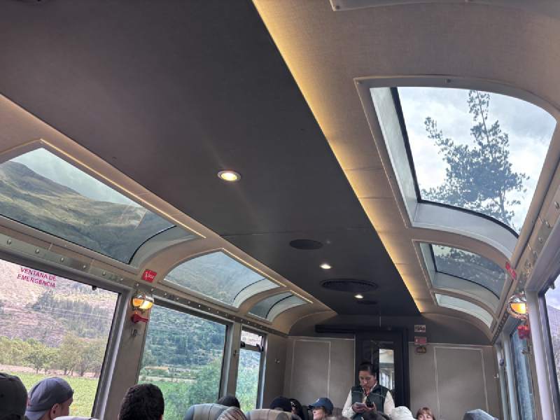 7/2,Inca Rail 360° 景觀列車:窗戶從兩側一路彎到車頂,坐著抬頭就是山。